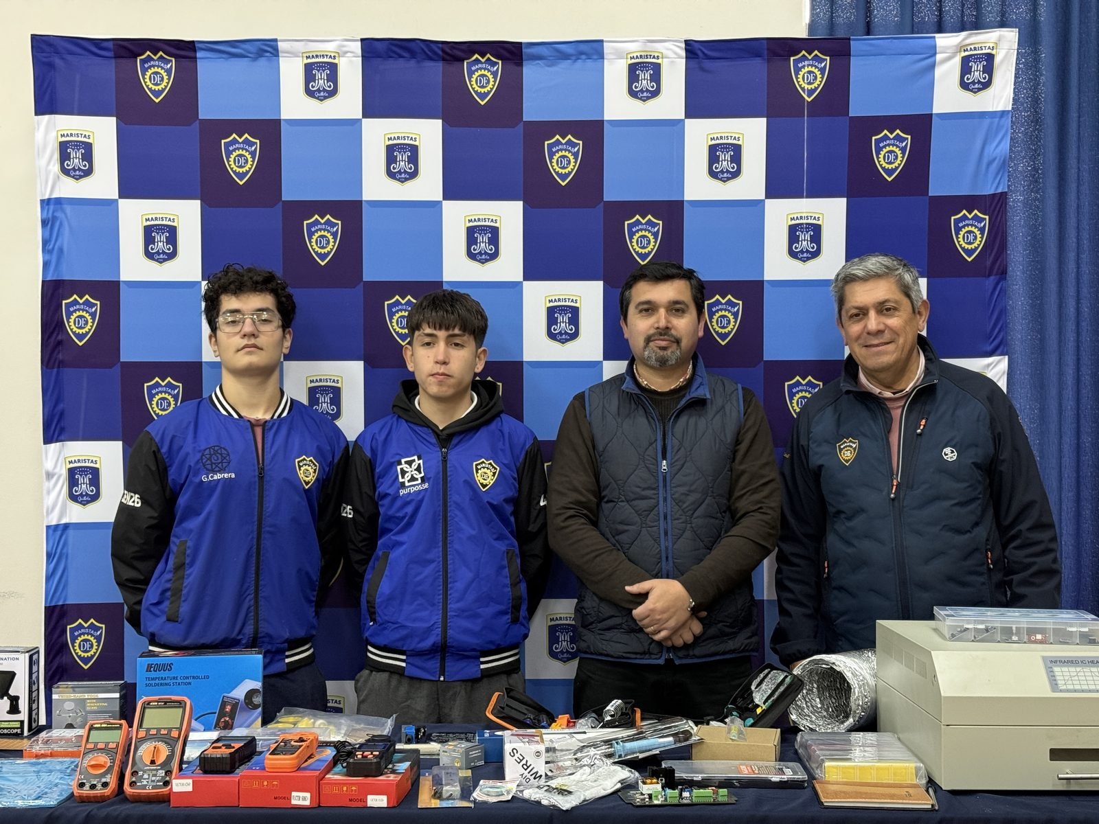 Equipo de Tekroy junto a estudiantes en charla de electrónica