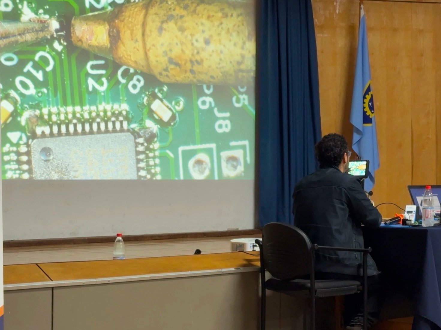 Demostración práctica de soldadura y placas electrónicas en charla de Tekroy
