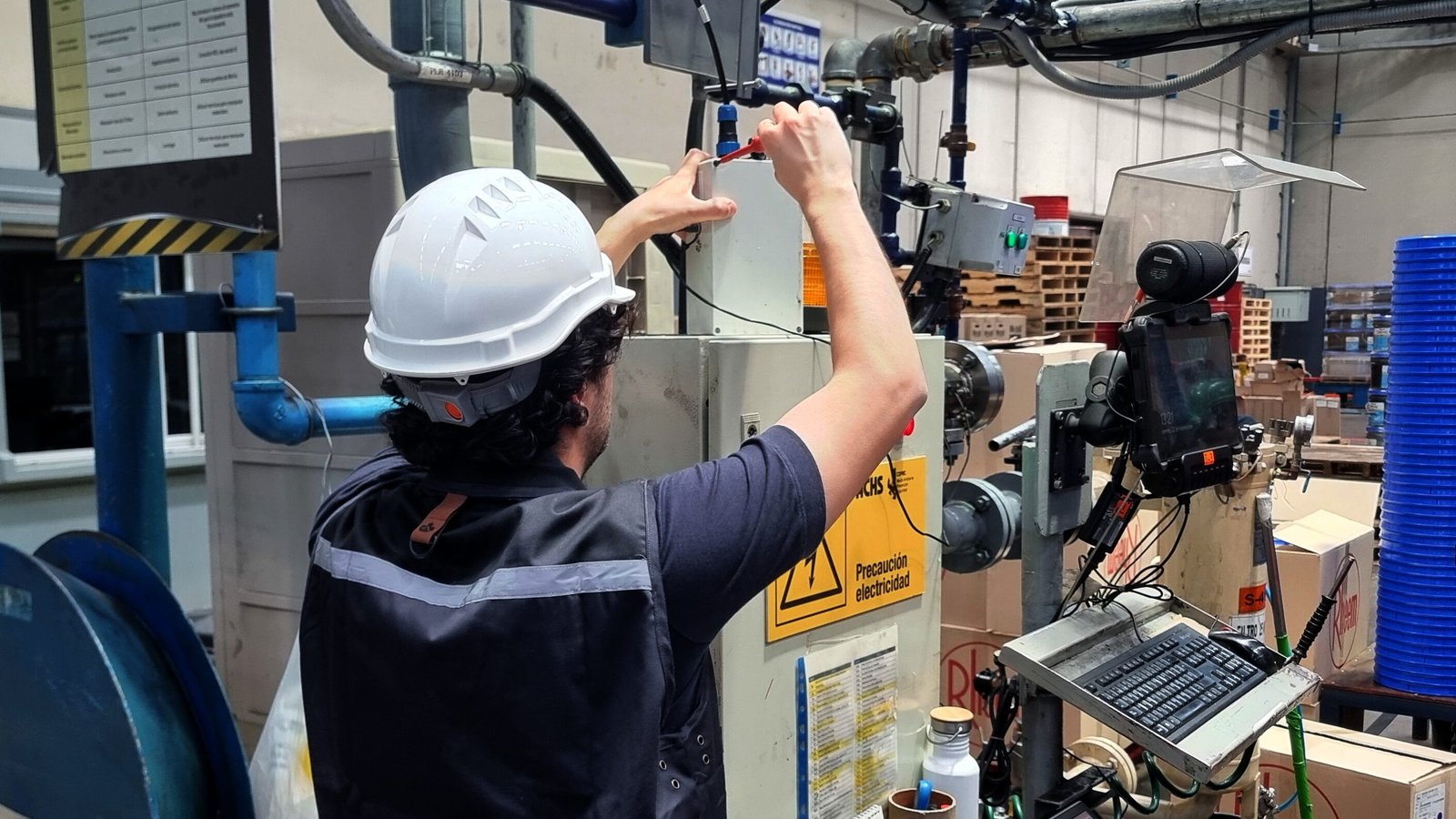 Técnico de Tekroy interviniendo un equipo en terreno industrial